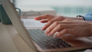 Modern ofis ortamında manikürlü parmaklar klavye bilgisayarına basar. Bilgisayar klavyesinde yazı yazan kimliği belirsiz bir kadın. İnternette uzaktan sörf yapan genç bir iş kadını..