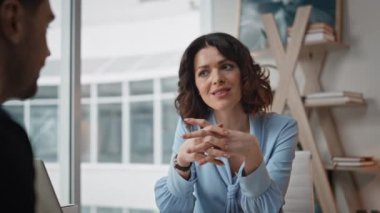 Kendine güvenen bir iş kadını şirket ofisindeki ortağıyla pazarlık ediyor. Gülümseyen kadın yönetici iş adayıyla şirket toplantısı yapıyor. Dost canlısı meslektaşlar el sıkışıyor..