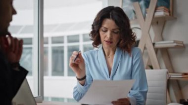 İş kadını, modern ofis iç mekanında iş adamıyla anlaşma imzalıyor. Erkek ortakla tokalaşan kadın CEO iş görüşmesinde sözleşmeyi sonlandırıyor. Ortak proje planlayan iş adamları.