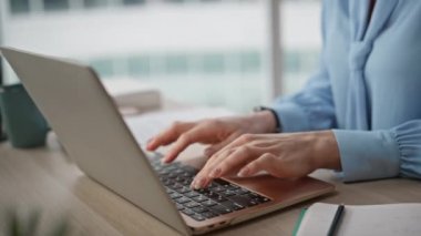 Uzak bir iş yerinde bilgisayarı daktilo eden serbest çalışan biri. Modern ofisteki bilgisayarda verimli çalışan ciddi bir iş kadını. Proje odaklı dijital görevlerde çalışan profesyonel yönetici.