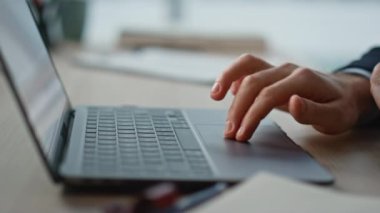 İşletme görevlerinde çalışan bilgisayarlara veri girişi yapılıyor. Modern ofis çalışma alanında dizüstü bilgisayarda yazan tanınmamış bir iş adamı. Şirket işyerinde internet sörfü yapan bir yönetici..