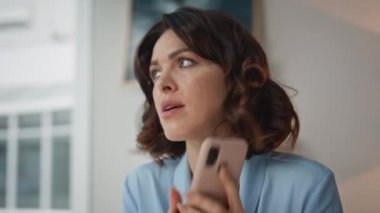 Endişeli girişimci, uzak ofis kapanışında iş sorununu düşünmeyi bitirir. Zarif iş kadını memnun olmayan akıllı telefon konuşmaları kabinede oturuyor. Sinirli bayan cep telefonunu kapattı.