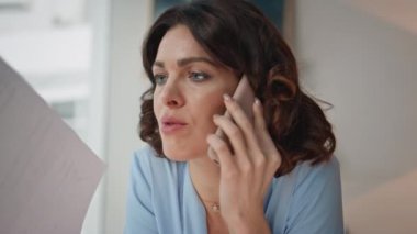 Kapalı alan iş kadını, astlarını arıyor. Kendini tatminsiz hissediyor. Sinirli kadın yönetici ofiste cep telefonu konuşmalarıyla kötü haber alıyor. Endişeli bayan kağıtlarda hata tartışıyor..