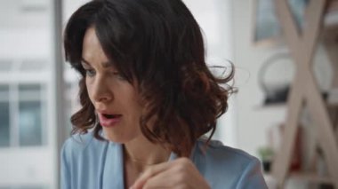 Yönetici, modern işyerinde yakın çekim yaparak harika haberlere seviniyor. Çok mutlu bir iş kadınının portresi. Sözleşmeyi kabul eden bir mesaj alıyor. Mutlu kadın duygusal olarak tatmin olmuş iş başarısı.