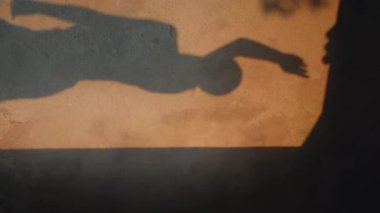 Şehvetli kadın gölgesi eski bina duvarında hareket ediyor. Tanımlanamayan bir kız, akşam vakti vücudunu bedensel olarak dans ederken dikey olarak görüyor. Güzel bayan, duvarda yansıyan yumuşak eller yapıyor..