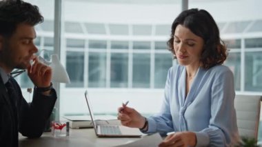 Kadın yönetici, konferans odasında erkek partnerle olan anlaşmasını sonuçlandırıyor. Ofiste imzalı belge okuyan odaklanmış bir iş kadını. Başarılı iş adamları el sıkışıyor ve anlaşma yapıyorlar.