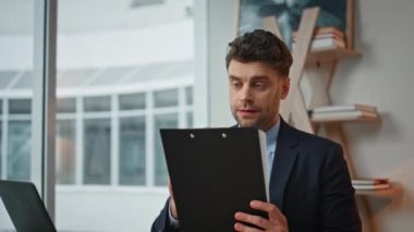 Profesyonel danışman ofisteki kadın müvekkil ile yapılan anlaşmayı görüşüyor. Ciddi bir iş adamı kadın ortağa iş sözleşmesi gösteriyor. Zeki yönetici, şirketteki kadına danışmanlık yapıyor.