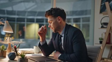 Motivasyonsuz çalışan cep telefonuna bakıyor. Şirket işyerindeki saati kontrol ediyor. Yakın plan. Ofis müdürü geç saatlere kadar masa başında dizüstü bilgisayarla çalışan şakaklara masaj yapıyor. Yorgun çalışan iş bitiminde bekliyor..