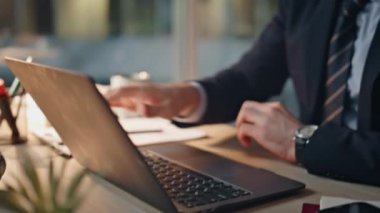 Tatmin olmuş iş adamı dizüstü bilgisayarın kapağını kapatma projesini akşam ofis kapanışında tamamladı. Mutlu girişimciler, geç saatlere kadar çalışırlar ve başarılı olurlar. Ajanstaki iş stratejisini yazdıktan sonra gülümseyen pozitif işçi