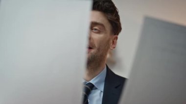 Memnuniyet duyulan çalışan okuma raporu ofiste başarıya çok yakın. Masa başı iş yerindeki belgeleri inceleyen gülümseyen iş adamının portresi. Mutlu müdür büyük finansal sonuçlara seviniyor..