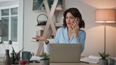 Hüsrana uğramış yönetici cep telefonuyla konuşuyor. Ofis kapanış belgelerini tartışıyorlar. İş konusunda ciddi bir iş kadını telefonda el kol hareketi yapıyor. Tatminsiz kadın hücre konuşması stresi.