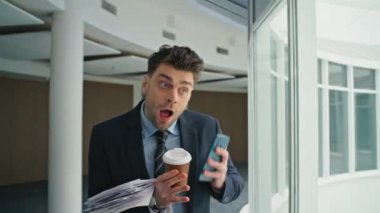Meşgul bir işçi cep telefonu çağrılarına cevap veriyor. Ofis işi için acele ediyorlar. Zarif yönetici elinde kahve ve belgeler olan akıllı telefonlardan bahsediyor. Kendine güvenen şirket çalışanı telefonla konuşuyor..