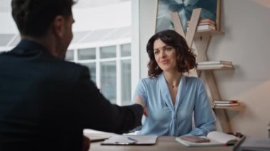 İş ortakları ofis toplantılarında el sıkışıyor. Profesyonel kadın insan kaynakları müdürü iş yerinde iş adayını karşılıyor. Kendine güvenen iş kadını iş adamıyla iş görüşmesi yapıyor.
