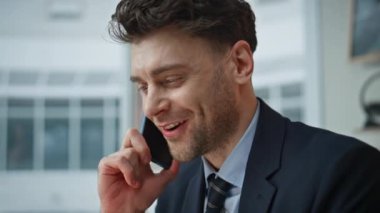 Teşkilat ofisinde neşeli yönetmen akıllı telefondan bahsediyor. Gülümseyen profesyonel danışman modern şirkette çalışırken cep telefonunu arıyor. Şirket çalışanı meslektaşıyla iş görüşmeleri yapıyor.
