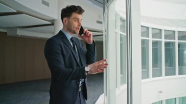 İş adamı koridor penceresindeki cep telefonu konuşmasında çalışmaktan şikayetçi. Tatminsiz yönetici şirket ofisinde akıllı telefondan iş konusunu tartışıyor. Yönetim kurulu başkanı rahatsız edici bir telefon görüşmesi yaptı..