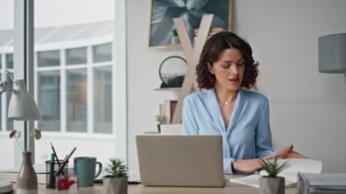 Akıllı girişimci ofis masasında oturup dizüstü bilgisayarı yakından incelemekle meşgul. Ciddi bir iş kadını, iş görevlerine odaklanmış not defterindeki notları okuyor. Şirket yöneticisi iş belgelerini kontrol ediyor.