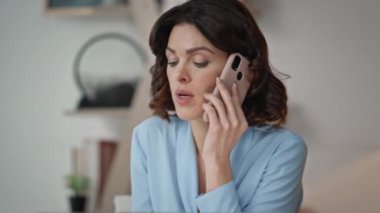 Direktör, modern tarz ofisinde akıllı telefon konuşmalarıyla raporları tartışıyor. Ciddi bir kadın iş yerindeki gazeteleri tutarken cep telefonunu arıyor. Şirkette konuşan profesyonel bir CEO..