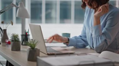 Çalışan yorgun bir işçi ofis masasında kendini motivasyonsuz hissederek bilgisayarı kapatıyor. Yorgun kadın yönetici modern işyerinde otururken dizüstü bilgisayarda işini bitirir. Zarif esmer düşünceli. Verimsiz iş