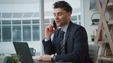Şirket ofisinde başarılı bir yönetici cep telefonu pazarlığı. Gülümseyen işadamı iş belgelerine bakıyor ve akıllı telefon görüşmesiyle anlaşmayı tartışıyor. Telefon konuşmasında mutlu yönetici danışma istemcisi.