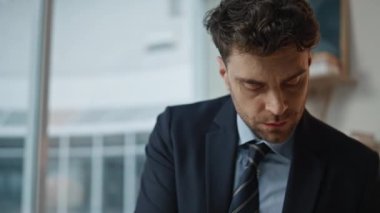 Avukat, büroda belgeleri kontrol etmekle meşgul. Gergin iş adamı, şirket işyerindeki not defterine notlar yazarak çalışma kağıtlarını gözden geçiriyor. Odaklanmış müdür, hukuk bürosundaki evrak işlerinden endişeli..