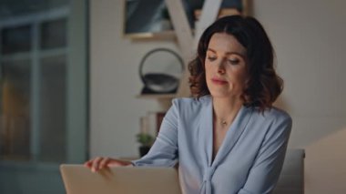 Geç saatlere kadar çalışanların üzerinde düşünmeleri akşam işyerinde yakın çekim yapmaları. Yorgun iş kadını ofis masasında bilgisayarını kapatıp işi düşünüyor. Kadın girişimci ofiste kendini yorgun hissederek fazla mesai yapıyor..