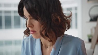 Yönetici iş hatası yüzünden gergin. Tatminsizliğini kapatıyor. Ofisteki işyerindeki başarısızlıktan dolayı stresli olan hayal kırıklığına uğramış iş kadınının portresi. Kriz geçiren üzgün bir kadın.