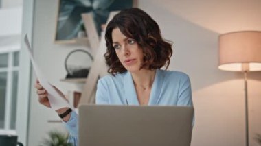 Aşırı yüklenmiş işçiler şirket işyerindeki evrakları gözden geçiriyorlar. Laptop ofisinde çalışan ciddi bir iş kadını analizi raporu. Motivasyonsuz kadın yönetici görevle ilgili bilgi okuyor.