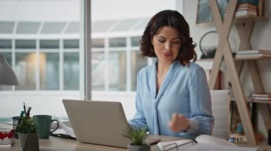 Şirket masasında dizüstü bilgisayar ve belgelerle çalışan finans müdürü. Profesyonel iş kadını, işyerinde evrak işlerini ve görevleri iyi hallediyor. İş verimliliğine odaklanan kadın.