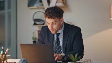 Heyecanlı bir iş adamı ofis kapanışında duygusal tepki veren bir dizüstü bilgisayar arıyor. Coşkulu bir adam el kaldırıyor ve iş yerinde zafer kazanıyor. Şirket çalışanı güler, sevinir..