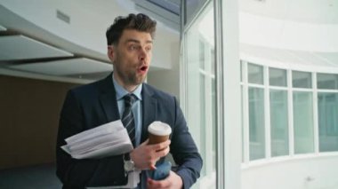 Aceleyle çalışan, elinde belgelerle elinde kahve fişi olan akıllı telefonlardan bahsediyor. Meşgul işadamı büro koridorunu arıyor. Cep telefonundan konuşan yakışıklı işçi, şirket koridoruna git.