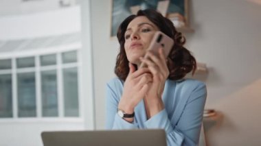 Kendine güvenen bir bayan, lüks işyerindeki iş anlaşmasını araştırmak için ortakları arıyor. Profesyonel yönetici masabaşı okuma raporunda akıllı telefondan konuşuyor. Başarılı iş kadını telefonda konuşuyor..