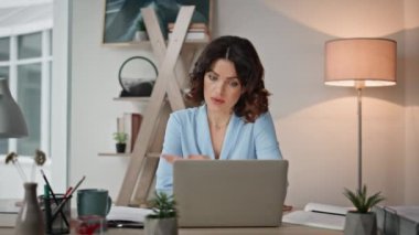Bilgisayarla online konferansta modern ofis kapanışında yönetici konuşuyor. İş yerindeki bilgisayardan yapılan video konuşmasında konuşan zarif bir iş kadını. Endişeli kadın internet üzerinden konuşuyor..