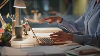 İş kadını şirket ofisinde bilgisayarın kapağını kapatıyor. Yorgun kadın çalışanlar iş yerindeki fazla mesai işlerini bitiriyor. Gece geç saatlerde kariyer yapmayı düşünen motivasyonsuz bir bayan işçi..