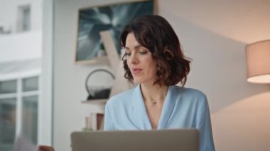 Kadın yönetici, yakın planda dizüstü bilgisayarda çalışan kağıtları inceliyor. Ciddi bir iş kadını ofiste görevleri verimli bir şekilde yerine getirmek için belgeler okuyor. İş yerindeki iş anlaşmasını inceleyen kadın çalışan.