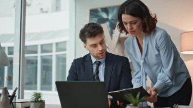 Ciddi iş adamları şirket ofislerinde rapor vermeyi tartışıyor. Erkek CEO 'ya mali sonuç gösteren odaklanmış iş kadını hayal kırıklığına uğradı. Profesyonel ekip iş belgelerinden memnun değil