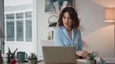 Modern şirket ofisini kapatan mutlu yönetici sevindirici dizüstü e-posta. Mutlu iş kadını bilgisayardan harika haberler alıyor. Gülümseyen kadın menajer kariyer başarısını düşünüyor.
