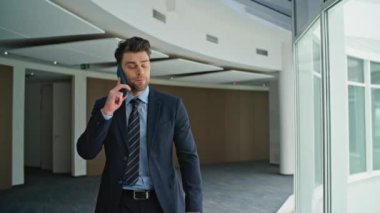 Girişimci cep telefonuyla modern ofis koridorlarında yürüdüğünü söylüyor. Profesyonel müdür, şirket koridorunda akıllı telefon görüşmesi yapıyor. Kendine güvenen şık bir iş adamı cep telefonunu arıyor.