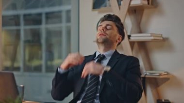Yorgun bir iş adamı ofiste otururken kendini yorgun hissediyor. Şirket yöneticisi geç saatlere kadar çalışmak için dizüstü bilgisayar aramaktan aciz. İş yerinde boyun ağrısı çeken stresli bir yönetici.
