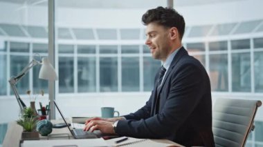 Başarılı bir yönetici, ofis masasında oturan defterdeki fikirlere dikkat çekiyor. Başarılı olacağını umarak dizüstü bilgisayarda çalışan gülümseyen iş adamı. Şirket işyerindeki bilgisayarda yazan işçiler motivasyon hissediyorlar.