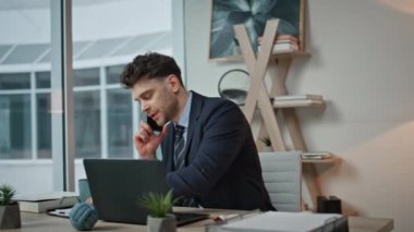 Modern ofis iç çekimlerinde iş adamının cep telefonuyla gergin bir görüşmesi var. Bilgisayar masasında çalışan akıllı telefondan şikayet eden endişeli profesyonel yönetici. Yönetmen cep telefonuyla sorunu tartışıyor