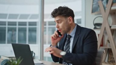 Endişeli yönetici cep telefonunu arıyor. Ofiste iş raporlarını tartışıyorlar. Memnun olmayan patron, şirket işyerindeki akıllı telefon konuşmalarından şikâyet ediyor. Duygusal Yönetim Kurulu Başkanı konuşuyor.