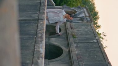 Ortaçağ sarayının balkonunda yürüyen sakin bir model eski taş duvara dokunuyor. Rahatlamış bir kadın akşamüstü dikey manzaralı antik bir kalede geziniyor. Tasasız kız açık hava mimarisinin tadını çıkarıyor.