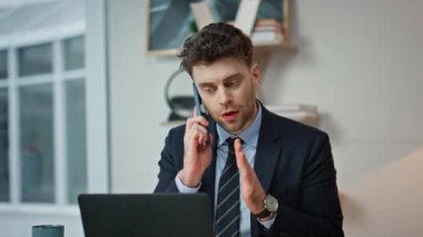 Şirket çalışanı akıllı telefondan şikâyet ediyor. Bilgisayarlı çalışma masası kapanmış. Endişeli yönetici cep telefonu konuşmasında evrak hatasını tartışıyor. Sinirli iş adamı telefon görüşmelerindeki sorunu çözüyor