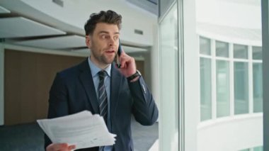 Çılgın işadamı akıllı telefon diye bağırıyor ofis koridorunda evrakları arıyor. Sinirli yönetici cep telefonu şirketi koridorunda tartışıyor. Sinir bozucu yönetici iş sorunları hakkında konuşuyor..