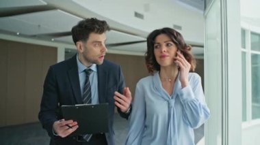Akıllı telefon ofis koridorunda kötü haber duyan iş adamları hayal kırıklığına uğradı. Dosyasındaki adam proje başarısızlığına duygusal tepki veriyor. İş kadını can sıkıcı çağrısını bitirdi
