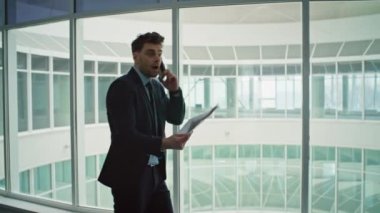 Sinirli işadamı cep telefonunu arıyor. Ofis koridorunda dokümanların hatalı yürümesinden şikayetçi. Öfkeli CEO, akıllı telefondan kağıt atarken duygusal olarak tartışıyor. Sinirli adam telefonda bağırıyor..