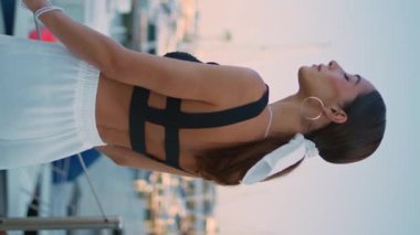 Romantik kız, yaz akşamı dikey olarak rıhtımda demirlemiş yatlara bakıyor. Rıhtımda poz veren hayalperest kadın gülümseyerek kameraya bakıyor. Şık bronzlaşmış turist lüks beyaz tekneler tasarlıyor.