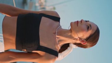 Sakin kız limana gidip, dikey olarak yumuşak akşamın tadını çıkarıyor. Kaygısız, şık bir kadın, demirli beyaz yatlarla sette tek başına yürüyor. Zarif bronzlaşmış bayan yaz tatilinde geziniyor.