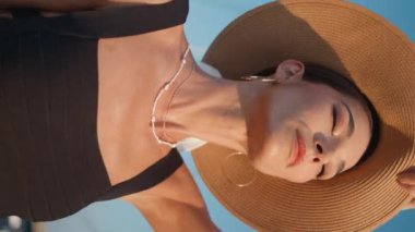 Hasır şapka takan manken seti dikey olarak kapatıyor. Lüks yatların yanında rıhtımda gezen mutlu, rahat bir kadın. Zarif muhteşem kız yaz gezintisinin tadını çıkarıyor. Bayan kaygısız tatilde dinleniyor..