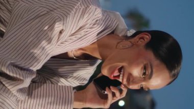 Gülen kadın, cep telefonuyla konuşuyor. Tatildeki setin kenarında dikey bir melek gibi oturuyor. Heyecanlı iş kadını telefonla arıyor Alacakaranlıkta sahil kentini rahatlatıyor. Mutlu kız hafta sonu sohbetinin tadını çıkar